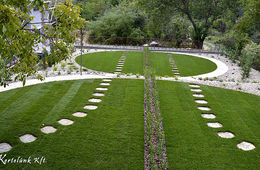 Ikerház kertjének ötletes kialakítása a XI. kerületben, Budaörs közelében